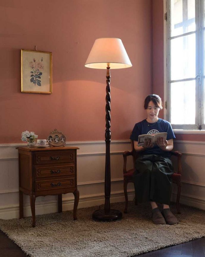 ツイストデザイン　照明・ライティング　英国で見つけたスタンド照明、アンティークフロアランプ（Ｂ22シャンデリア球付）。。(k-2401-f)