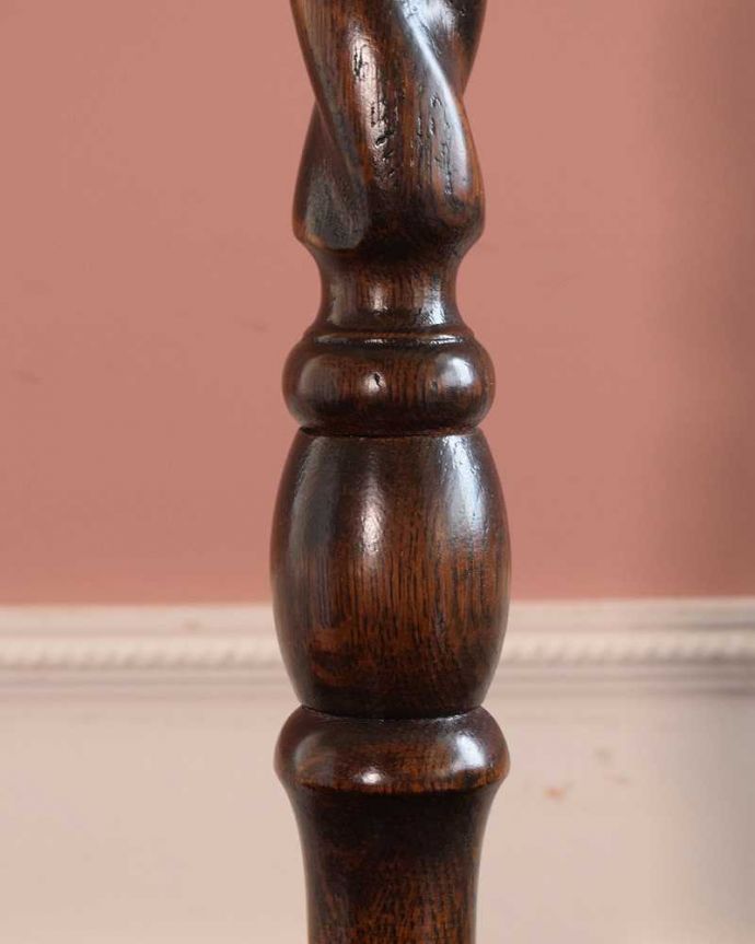 ツイストデザイン　照明・ライティング　英国で見つけたスタンド照明、アンティークフロアランプ（Ｂ22シャンデリア球付）。。(k-2401-f)