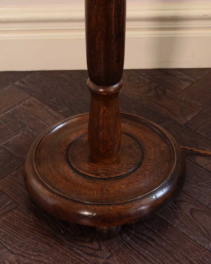 ツイストデザイン　照明・ライティング　英国で見つけたスタンド照明、アンティークフロアランプ（Ｂ22シャンデリア球付）。。(k-2401-f)