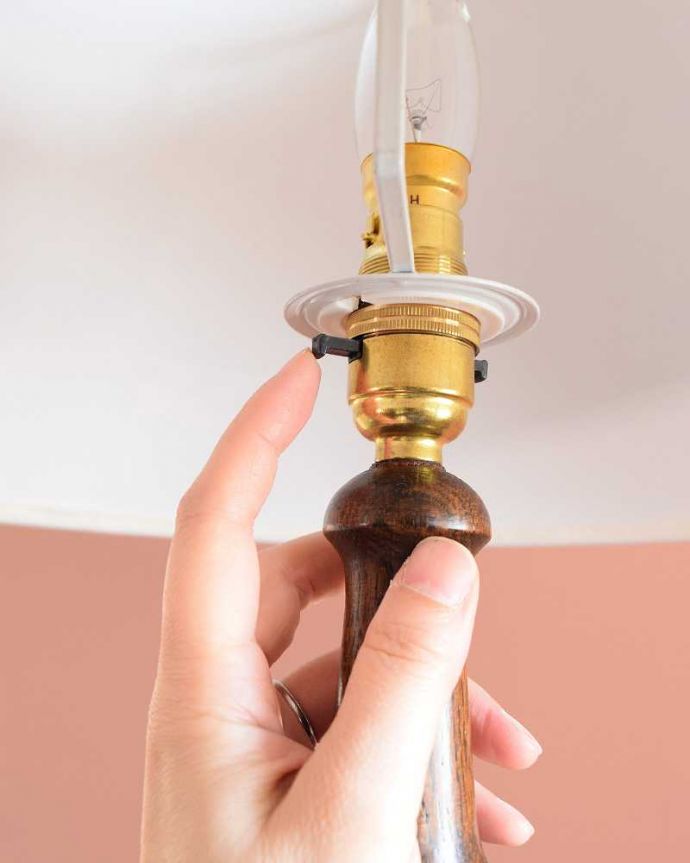 ツイストデザイン　照明・ライティング　英国で見つけたスタンド照明、アンティークフロアランプ（Ｂ22シャンデリア球付）。。(k-2401-f)