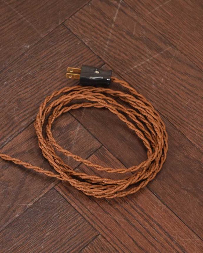 ツイストデザイン　照明・ライティング　英国で見つけたスタンド照明、アンティークフロアランプ（Ｂ22シャンデリア球付）。。(k-2401-f)