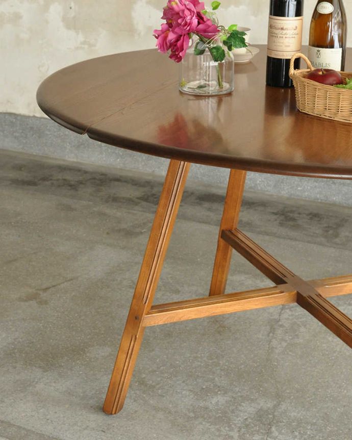 アーコールの家具　アンティーク家具　北欧の老舗メーカーアーコール社の家具、伸張式のダイニングテーブル。クールな表情の中に見えるアーコールらしい優しさアーコールの家具って、角の落とし方が独特。(k-2402-f)