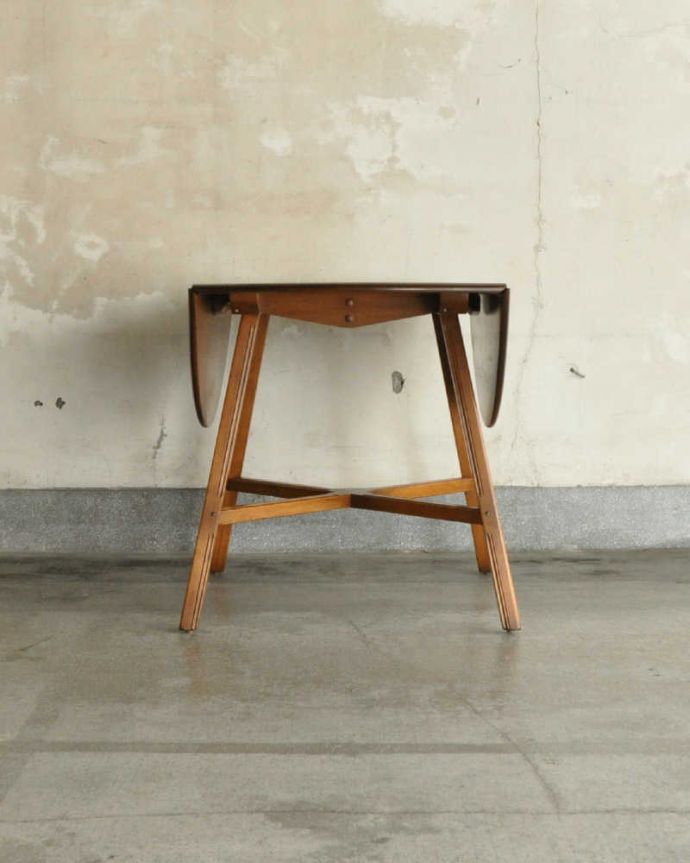 アーコールの家具　アンティーク家具　北欧の老舗メーカーアーコール社の家具、伸張式のダイニングテーブル。横から見てもステキ使わないときは、たたんで壁につけておけば、お部屋が広く使えます。(k-2402-f)