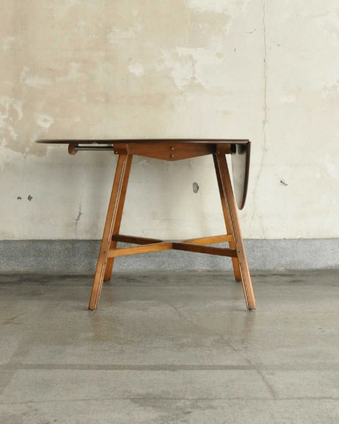 アーコールの家具　アンティーク家具　北欧の老舗メーカーアーコール社の家具、伸張式のダイニングテーブル。片方だけ開いても･･･リーフは片方ずつ広がるので、3WAYで使えます。(k-2402-f)