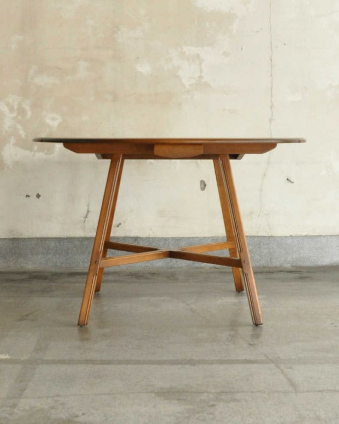 アーコールの家具　アンティーク家具　北欧の老舗メーカーアーコール社の家具、伸張式のダイニングテーブル。クルッと回転！アンティークは新品ではないので、もちろん経年変化によるキズはありますが、専門の職人がキレイにお直しをしているので、どこから見てもキレイです。(k-2402-f)