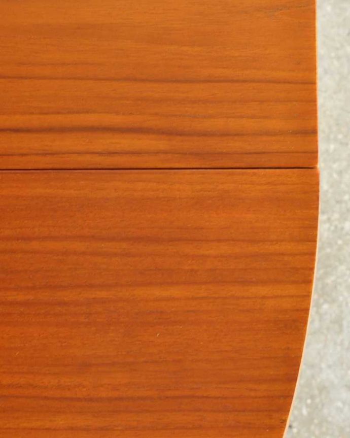 G-PLAN(Gプラン) アンティーク家具 G-PLANデザインのダイニングテーブル、伸張できるヴィンテージ家具。シンプルな木目がカッコイイ天板を近くで見てみるとこんな感じ。(k-2403-f)