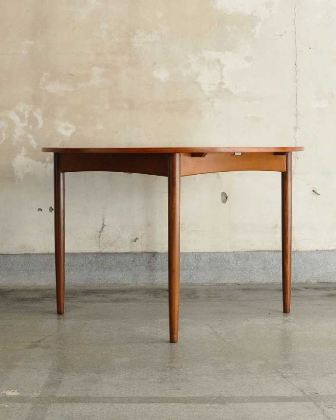 G-PLAN(Gプラン) アンティーク家具 G-PLANデザインのダイニングテーブル、伸張できるヴィンテージ家具。こちら側から見ても・・・360度、どこから見てもスッキリとしてキレイです。(k-2403-f)