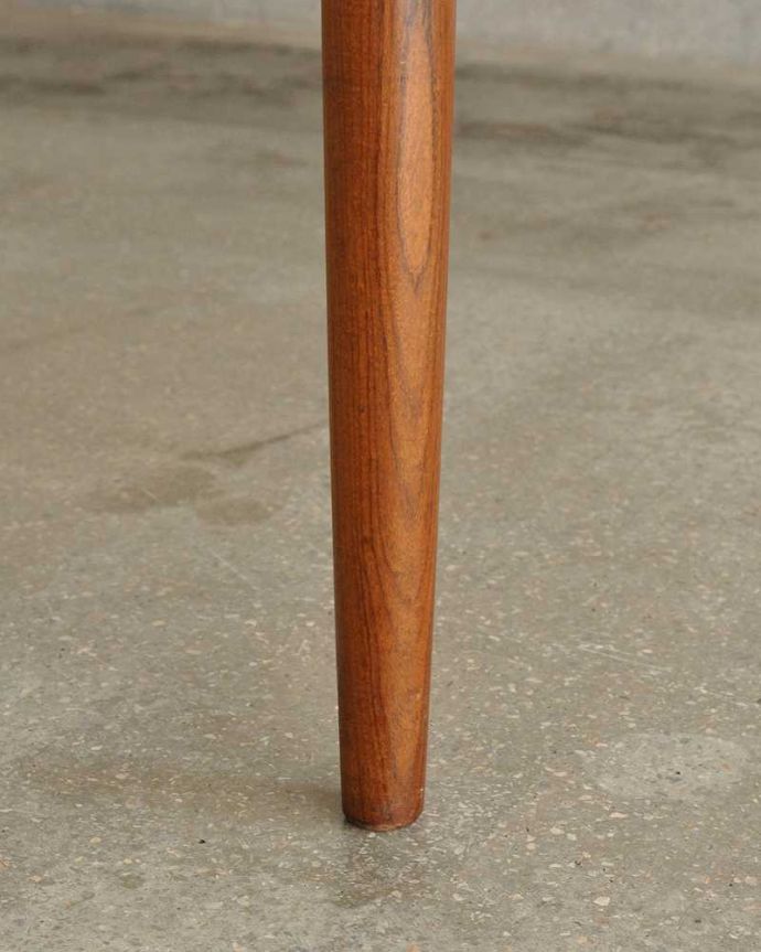 G-PLAN(Gプラン) アンティーク家具 G-PLANデザインのダイニングテーブル、伸張できるヴィンテージ家具。持ち上げなくても移動できます!Handleのアンティークは、脚の裏にフェルトキーパーをお付けしていますので、持ち上げなくても床を滑らせて移動させることが出来ます。(k-2403-f)