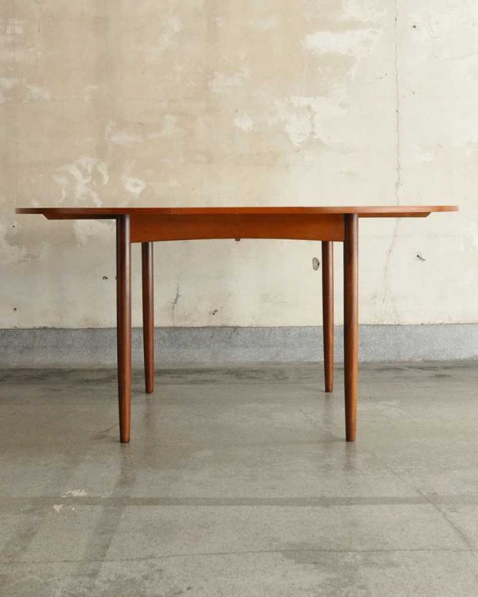 G-PLAN(Gプラン) アンティーク家具 G-PLANデザインのダイニングテーブル、伸張できるヴィンテージ家具。天板を広げると・・・もちろん広げたままの状態でもお使い頂けます。(k-2403-f)