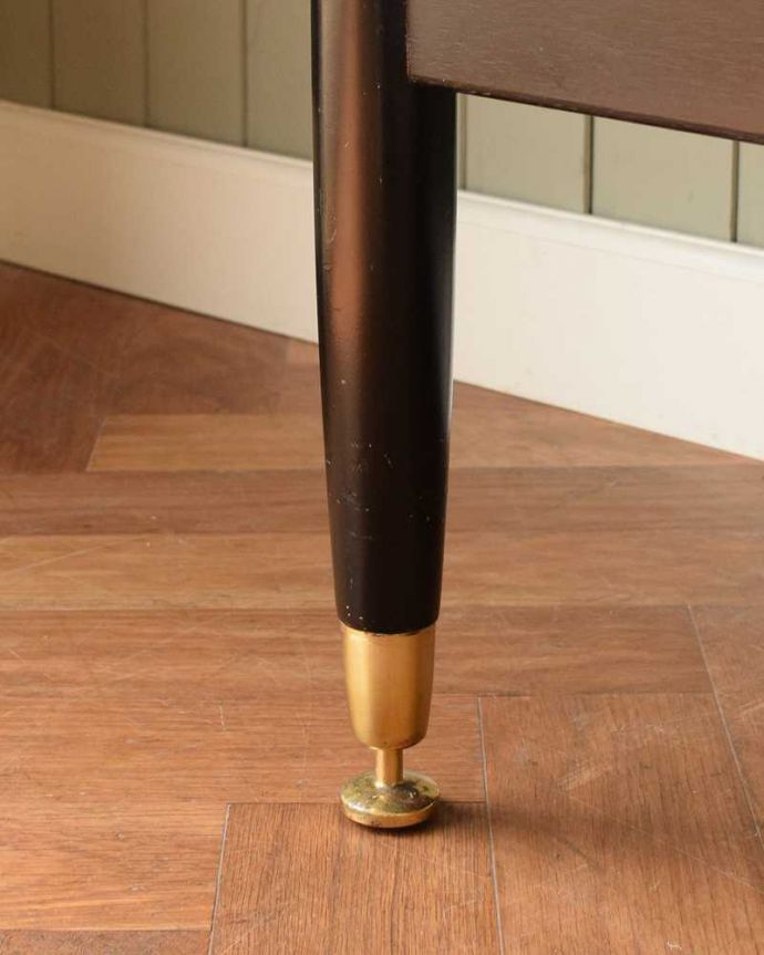 G-PLAN(Gプラン)　アンティーク家具　お洒落なトラー＆ブラックのヴィンテージサイドボード（G-plan）。スッキリとした脚の裏には…Handleの家具の脚裏にはフェルトキーパーをお付けしています。(k-2404-f)