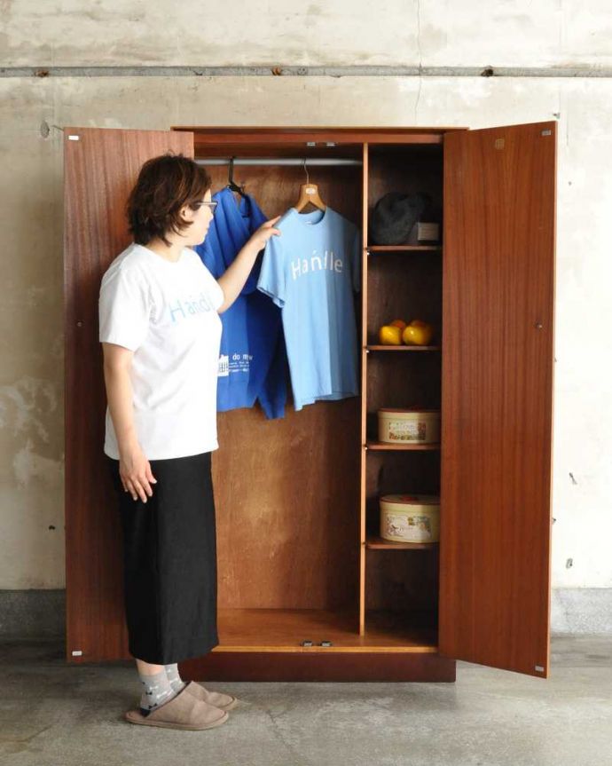 G-PLAN(Gプラン)　アンティーク家具　G-PLANから初登場！とってもめずらしいヴィンテージのワードローブ（２枚扉）。毎日の身支度時間がワクワクです扉を開ける度になんだかわくわくしちゃうワードローブ。(k-2405-f)