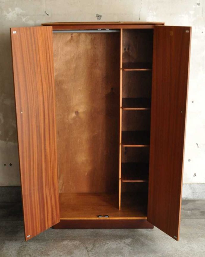 G-PLAN(Gプラン)　アンティーク家具　G-PLANから初登場！とってもめずらしいヴィンテージのワードローブ（２枚扉）。扉を開けて中を見ると･･･こんな感じで、たっぷり収納できます。(k-2405-f)