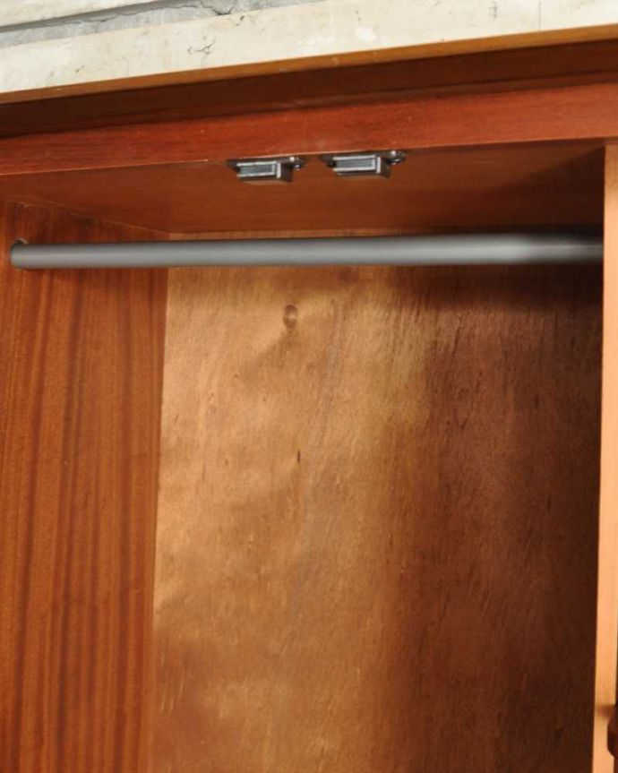 G-PLAN(Gプラン)　アンティーク家具　G-PLANから初登場！とってもめずらしいヴィンテージのワードローブ（２枚扉）。お洋服を掛ける場所ポールが付いているので、ここにハンガーを掛けてください。(k-2405-f)