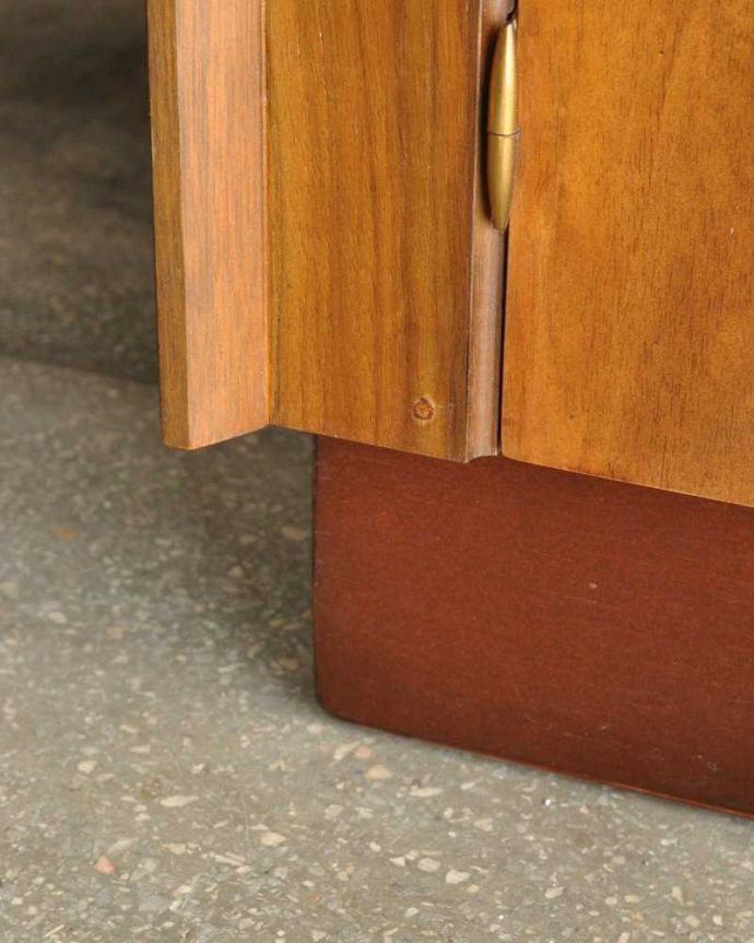 G-PLAN(Gプラン)　アンティーク家具　G-PLANから初登場！とってもめずらしいヴィンテージのワードローブ（２枚扉）。女性でも運べちゃう理由は･･･Handleのアンティークは、脚の裏にフェルトキーパーをお付けしていますので、重い家具でも床を滑らせて移動出来ます。(k-2405-f)