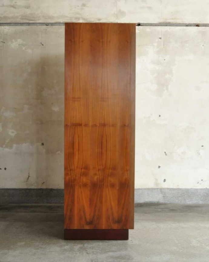 G-PLAN(Gプラン)　アンティーク家具　G-PLANから初登場！とってもめずらしいヴィンテージのワードローブ（２枚扉）。横から見た姿もステキ正面だけじゃなく横から見るとこんな感じです。(k-2405-f)