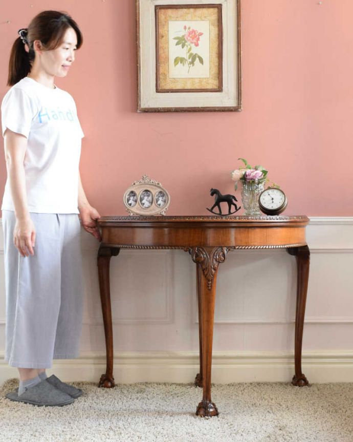 アンティークのテーブル アンティーク家具 クロウ&ボウルがかっこいいアンティーク カードテーブル(ゲームテーブル)。壁からお部屋を彩ってくれるアンティーク家具天板も引き出しもどっちも主役のゲームテーブル。(k-2407-f)