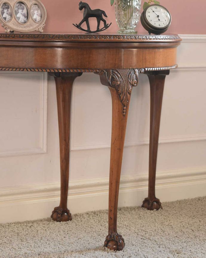 アンティークのテーブル アンティーク家具 クロウ&ボウルがかっこいいアンティーク カードテーブル(ゲームテーブル)。アンティークらしい華やかなデザイン優雅なデザインのアンティーク家具は、壁の前に置くだけで、お部屋の中がグンッと格上げされます。(k-2407-f)