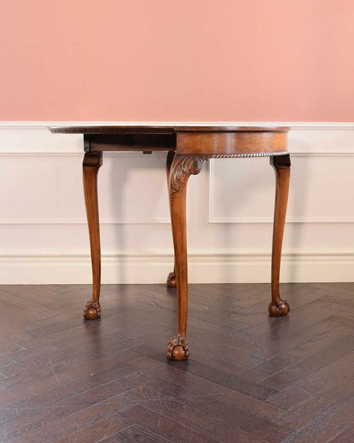 アンティークのテーブル アンティーク家具 クロウ&ボウルがかっこいいアンティーク カードテーブル(ゲームテーブル)。天板を開くと見え方も変わりますもちろん常に開いた状態でもお使いいただけます。(k-2407-f)