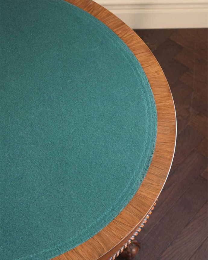 アンティークのテーブル アンティーク家具 クロウ&ボウルがかっこいいアンティーク カードテーブル(ゲームテーブル)。天板を近くで見ると…天板を近くで見るとこんな形です。(k-2407-f)