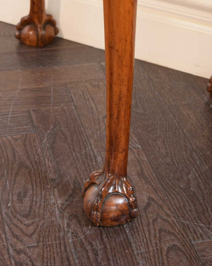 アンティークのテーブル アンティーク家具 クロウ&ボウルがかっこいいアンティーク カードテーブル(ゲームテーブル)。持ち上げなくても移動できます!Handleのアンティークは、脚の裏にフェルトキーパーをお付けしていますので、床を滑らせてれば女性1人でも移動が簡単です。(k-2407-f)