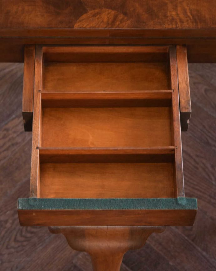 アンティークのテーブル アンティーク家具 クロウ&ボウルがかっこいいアンティーク カードテーブル(ゲームテーブル)。中もキレイですちょっとした収納スペースはとっても便利に使えます。(k-2407-f)