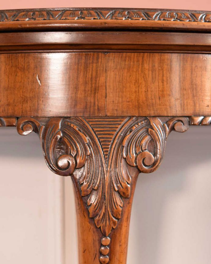 アンティークのテーブル アンティーク家具 クロウ&ボウルがかっこいいアンティーク カードテーブル(ゲームテーブル)。いろんな場所にこだわり彫のデザインもいろいろです。(k-2407-f)