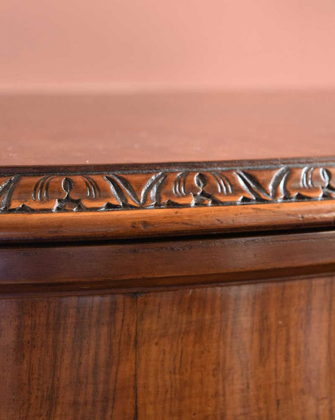アンティークのテーブル アンティーク家具 クロウ&ボウルがかっこいいアンティーク カードテーブル(ゲームテーブル)。惚れ惚れしちゃう美しさこんなに堅い無垢材に一体どうやって彫ったんだろう?と不思議になるくらい細かい彫にうっとりです。(k-2407-f)