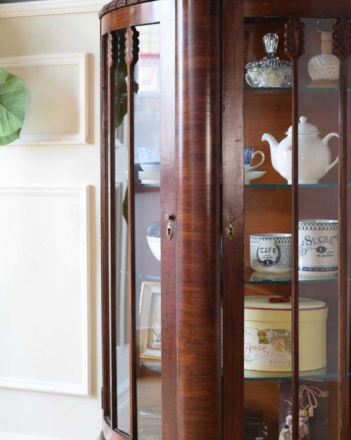 アンティークのキャビネット　アンティーク家具　どこにでも置けて便利なアンティークの家具、英国らしいガラスキャビネット。ガラス越しに見るお気に入りの美しさ…アンティークのガラス扉を通して見ると、中に入れたものがキラッキラに輝いて見えるんです。(k-2408-f)