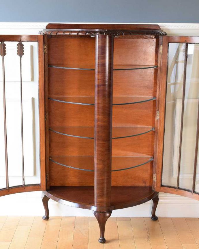 アンティークのキャビネット　アンティーク家具　どこにでも置けて便利なアンティークの家具、英国らしいガラスキャビネット。扉を開けて中を見てみると…職人がキレイに修復して、背板も新しい生地に張替えました。(k-2408-f)