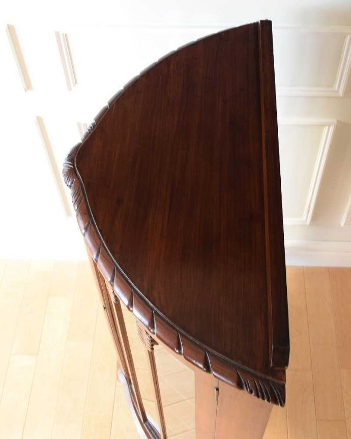 アンティークのキャビネット　アンティーク家具　どこにでも置けて便利なアンティークの家具、英国らしいガラスキャビネット。上から見るとよく分かるハーフムーンの形キャビネットを上から見てみるとこんな感じの半月型。(k-2408-f)