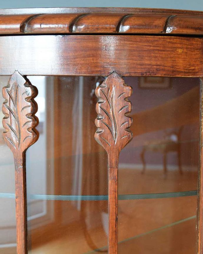 アンティークのキャビネット　アンティーク家具　どこにでも置けて便利なアンティークの家具、英国らしいガラスキャビネット。アンティークらしい装飾が魅力やっぱりアンティークらしいデザインが魅力。(k-2408-f)