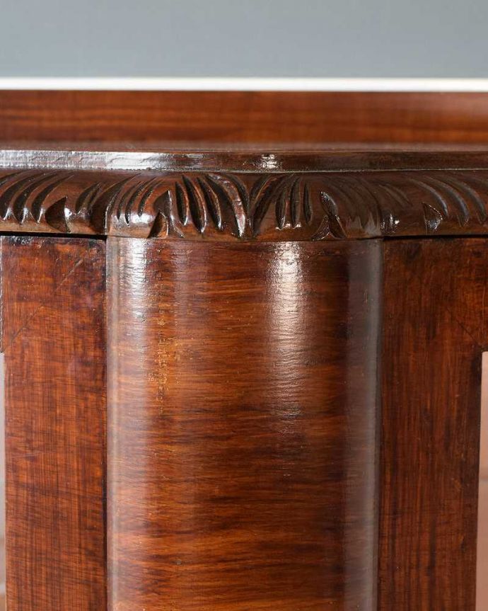 アンティークのキャビネット　アンティーク家具　どこにでも置けて便利なアンティークの家具、英国らしいガラスキャビネット。いろんな場所にこだわり彫のデザインもいろいろです。(k-2408-f)