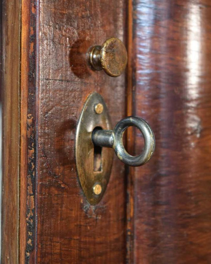 アンティークのキャビネット　アンティーク家具　どこにでも置けて便利なアンティークの家具、英国らしいガラスキャビネット。開ける度にワクワク･･･ アンティークの鍵が付いています。(k-2408-f)