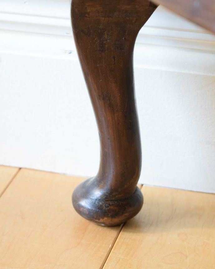 アンティークのキャビネット　アンティーク家具　どこにでも置けて便利なアンティークの家具、英国らしいガラスキャビネット。女性1人でラクラク運べちゃう仕掛けHandleのアンティークは、脚の裏にフェルトキーパーをお付けしています。(k-2408-f)