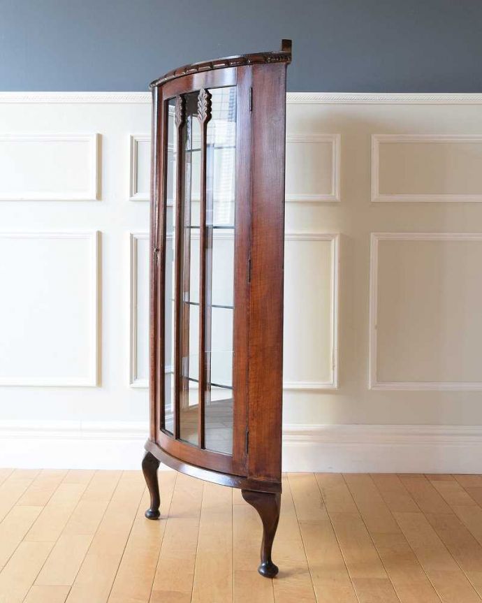 アンティークのキャビネット　アンティーク家具　どこにでも置けて便利なアンティークの家具、英国らしいガラスキャビネット。180度どこからでも中が見れちゃうグルっと180度、どの角度からでも中が見れるハーフムーン型。(k-2408-f)