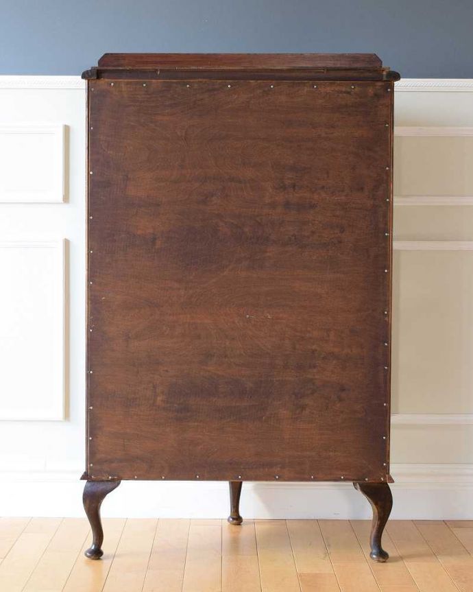 アンティークのキャビネット　アンティーク家具　どこにでも置けて便利なアンティークの家具、英国らしいガラスキャビネット。もちろん後姿もキレイですアンティークは新品ではないので、もちろん経年変化によるキズはありますが、専門の職人がしっかり修復しているので後ろ姿までキレイです。(k-2408-f)