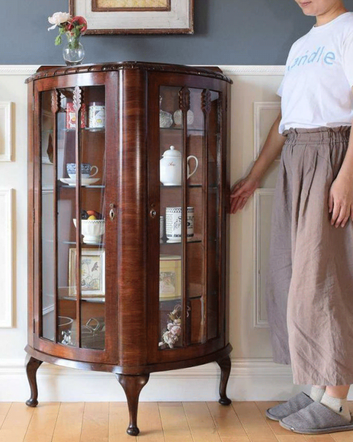 アンティークのキャビネット　アンティーク家具　どこにでも置けて便利なアンティークの家具、英国らしいガラスキャビネット。どこからでも中が見える半月型のキャビネット半月型をしたハーフムーンのキャビネットは、グルっと180度、どの場所からも中が美しく見える人気のキャビネットです。(k-2408-f)