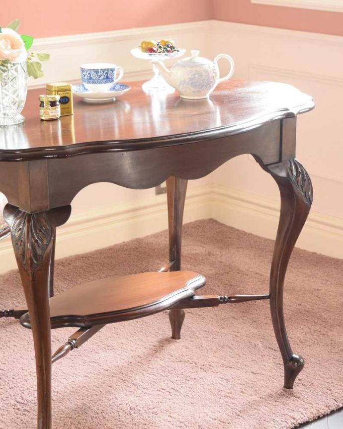 アンティークのテーブル　アンティーク家具　いろいろ便利に使えちゃう大きめサイズのアンティークオケージョナルテーブル。アンティークらしい華やかなデザイン優雅なデザインのアンティーク家具は、壁の前に置くだけで、お部屋の中がグンッと格上げされます。(k-2409-f)