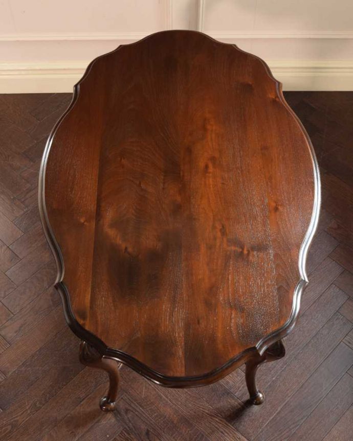 アンティークのテーブル　アンティーク家具　いろいろ便利に使えちゃう大きめサイズのアンティークオケージョナルテーブル。天板はテーブル代わりに使えます上から天板を見ると、こんな感じでキレイに仕上げました。(k-2409-f)