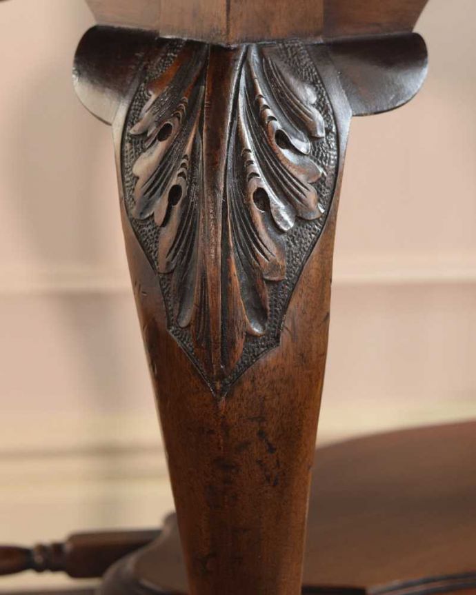 アンティークのテーブル　アンティーク家具　いろいろ便利に使えちゃう大きめサイズのアンティークオケージョナルテーブル。うっとりする美しさアンティークだから手に入る美しい彫。(k-2409-f)