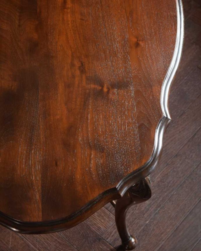 アンティークのテーブル　アンティーク家具　いろいろ便利に使えちゃう大きめサイズのアンティークオケージョナルテーブル。天板を近づいてみると…アンティークだから手に入れることが出来る天板に使われている銘木の美しさにうっとりです。(k-2409-f)