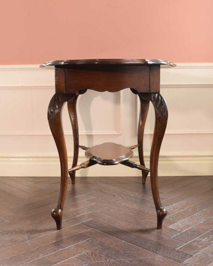 アンティークのテーブル　アンティーク家具　いろいろ便利に使えちゃう大きめサイズのアンティークオケージョナルテーブル。横から見ても素敵ですもちろん横から見られることも考えて、しっかり修復してあります。(k-2409-f)