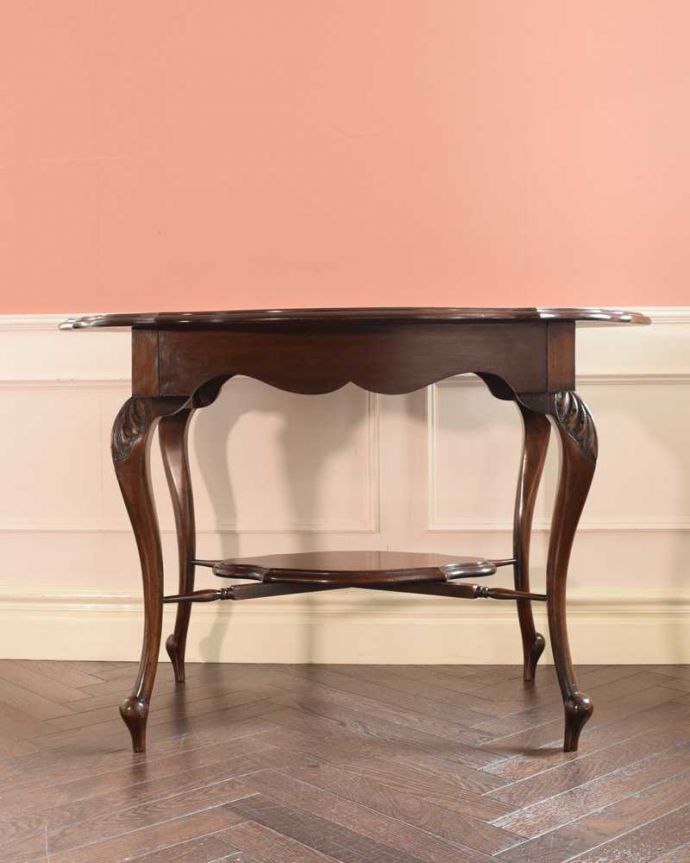 アンティークのテーブル　アンティーク家具　いろいろ便利に使えちゃう大きめサイズのアンティークオケージョナルテーブル。しっかり修復しましたアンティークは新品ではないので、もちろん経年変化によるキズはありますが、Handleでは専門の職人がしっかり修復したものだけをお送りしているので後ろ姿もキレイです。(k-2409-f)