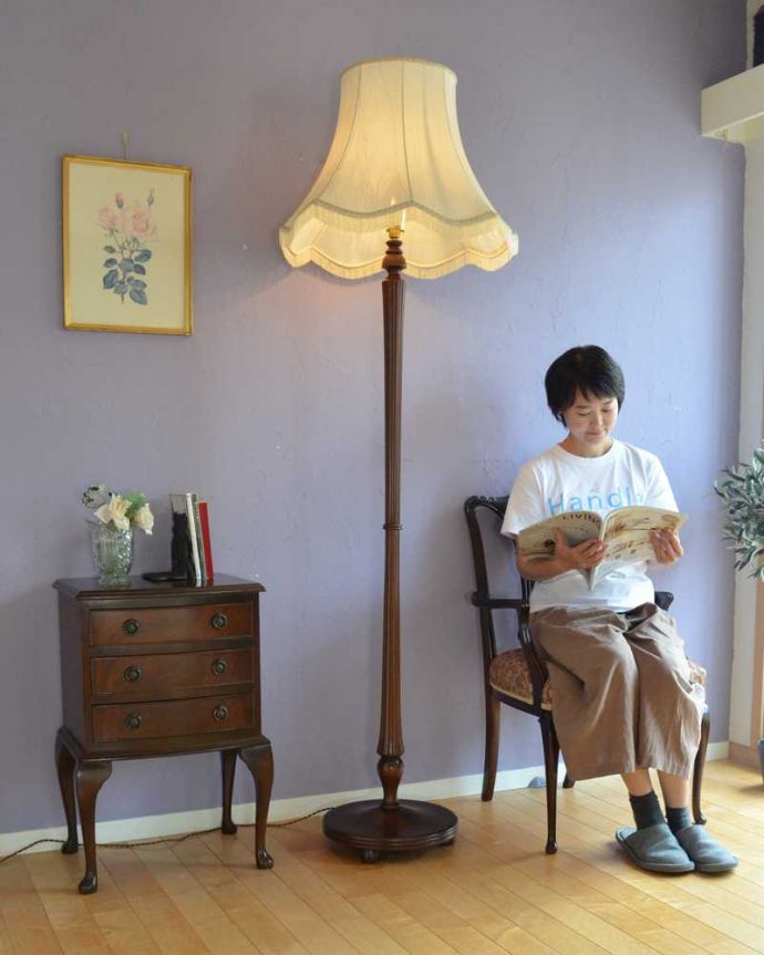 スタンドライト　照明・ライティング　フリンジ付きの優雅なシェード付きのアンティークフロアランプ（Ｂ22シャンデリア球付） 。。(k-2410-f)