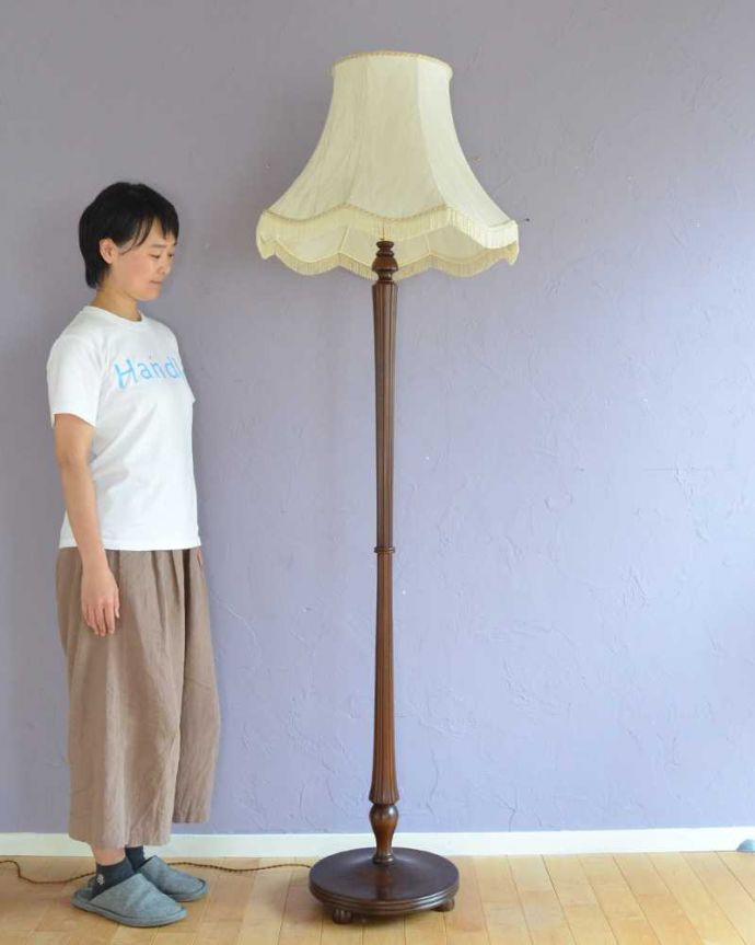 スタンドライト　照明・ライティング　フリンジ付きの優雅なシェード付きのアンティークフロアランプ（Ｂ22シャンデリア球付） 。。(k-2410-f)