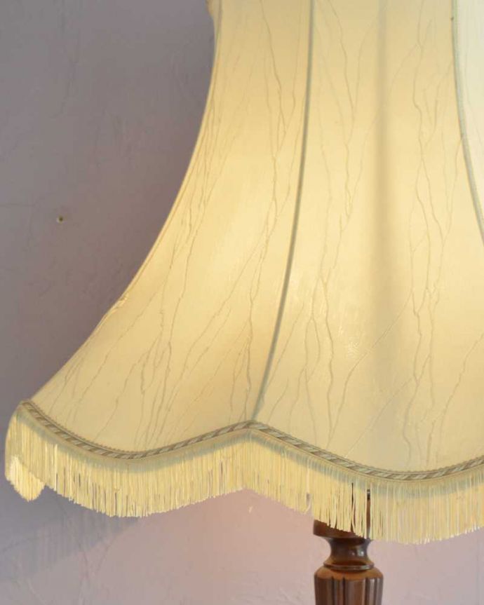 スタンドライト　照明・ライティング　フリンジ付きの優雅なシェード付きのアンティークフロアランプ（Ｂ22シャンデリア球付） 。。(k-2410-f)