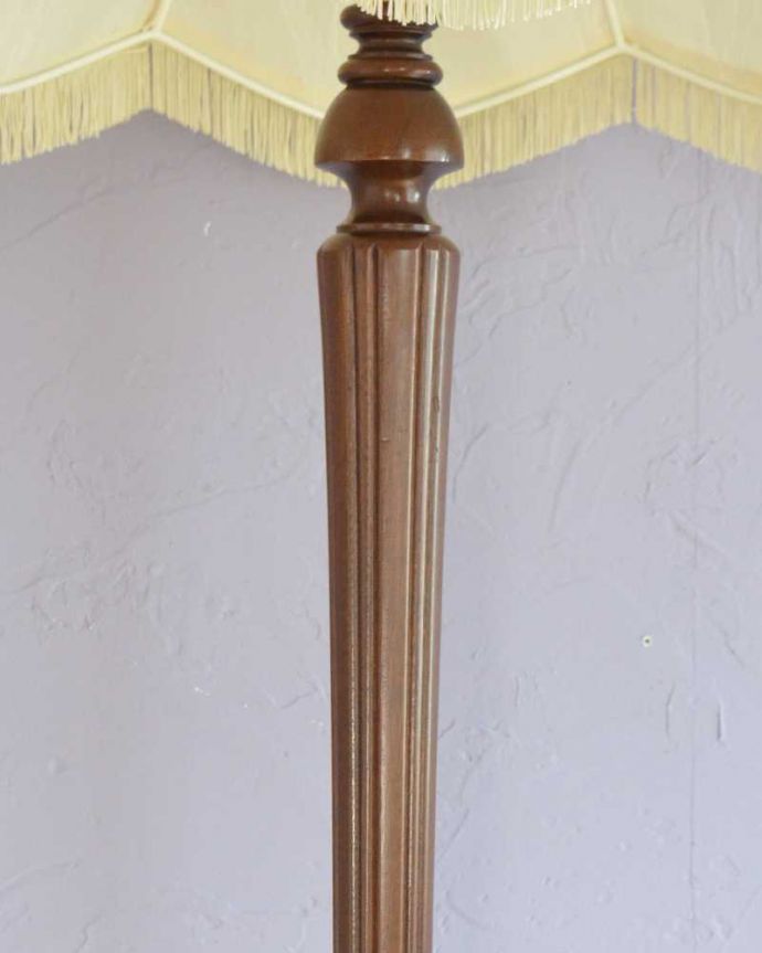 スタンドライト　照明・ライティング　フリンジ付きの優雅なシェード付きのアンティークフロアランプ（Ｂ22シャンデリア球付） 。。(k-2410-f)