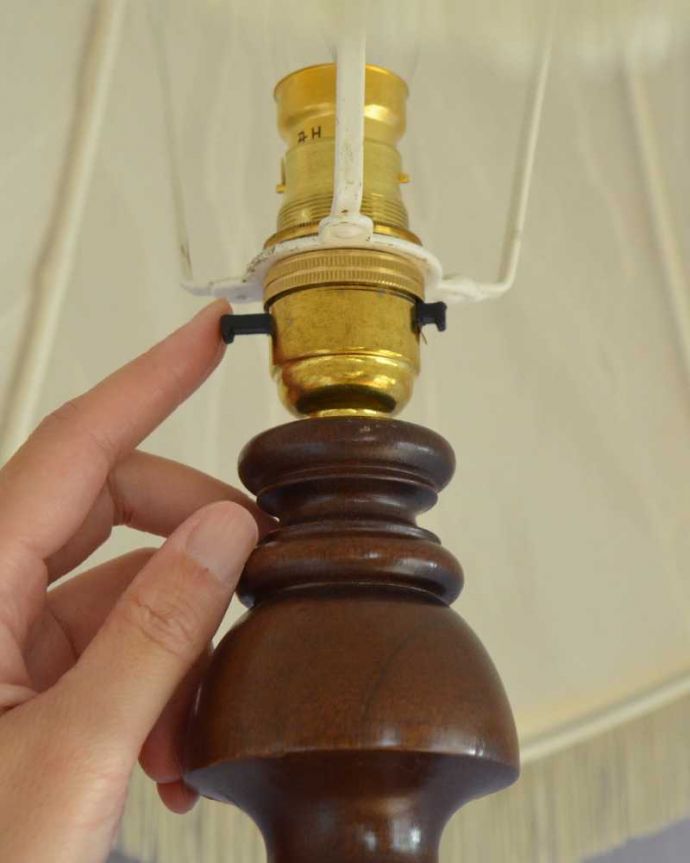 スタンドライト　照明・ライティング　フリンジ付きの優雅なシェード付きのアンティークフロアランプ（Ｂ22シャンデリア球付） 。。(k-2410-f)