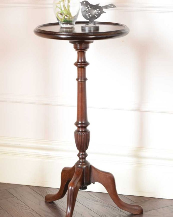 アンティークのテーブル アンティーク家具 天板の美しい象嵌が気品溢れるアンティークティーテーブル、英国輸入家具 。小さくてもアンティークの気品タップリ。(k-2411-f)