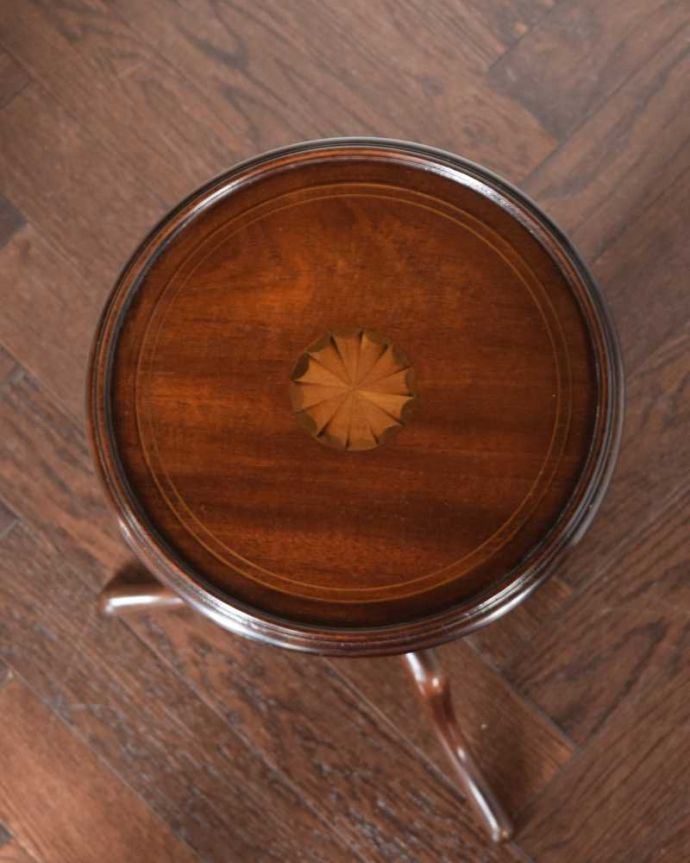 アンティークのテーブル アンティーク家具 天板の美しい象嵌が気品溢れるアンティークティーテーブル、英国輸入家具 。天板を上から見ると・・・天板はこんな感じで、ちょっとしたものを乗せて使うのに便利なサイズです。(k-2411-f)